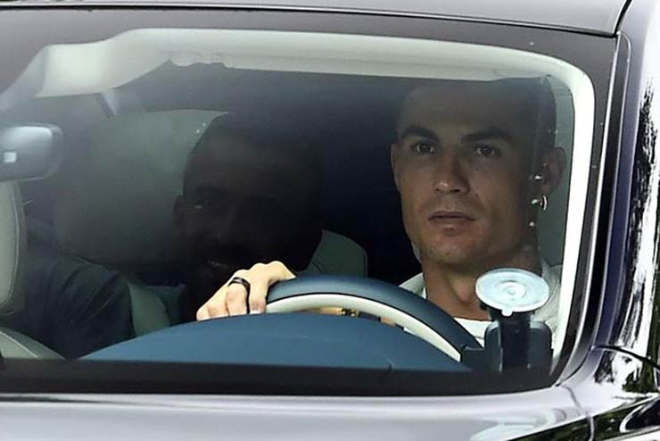 Ronaldo lái xe chở người đại diện của mình, Jorge Mendes và một tay chân thân tín khác đến Carrington đàm phán với ban lãnh đạo MU sáng 26/7