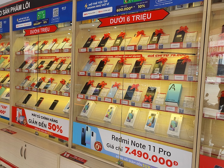 Các siêu thị điện thoại di động đều triển khai giảm giá mạnh nhiều sản phẩm điện thoại.