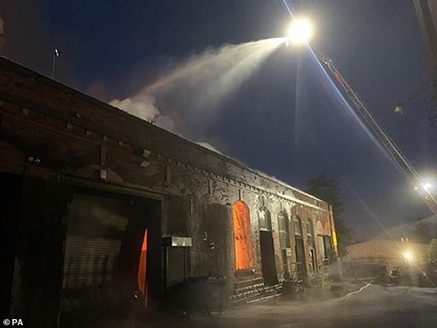Lực lượng cứu hỏa phun nước dập đám cháy tại nhà xưởng cũ ở Oldham hồi tháng 5