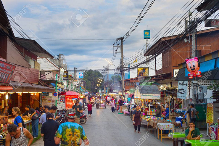 Đi đâu ở Pai để no căng bụng sau một ngày tham quan mệt mỏi? Câu trả lời là chợ đêm. Thị trấn Pai tuy nhỏ nhưng chợ đêm chiếm hầu hết các con đường lớn nhỏ ở trung tâm.&nbsp;
