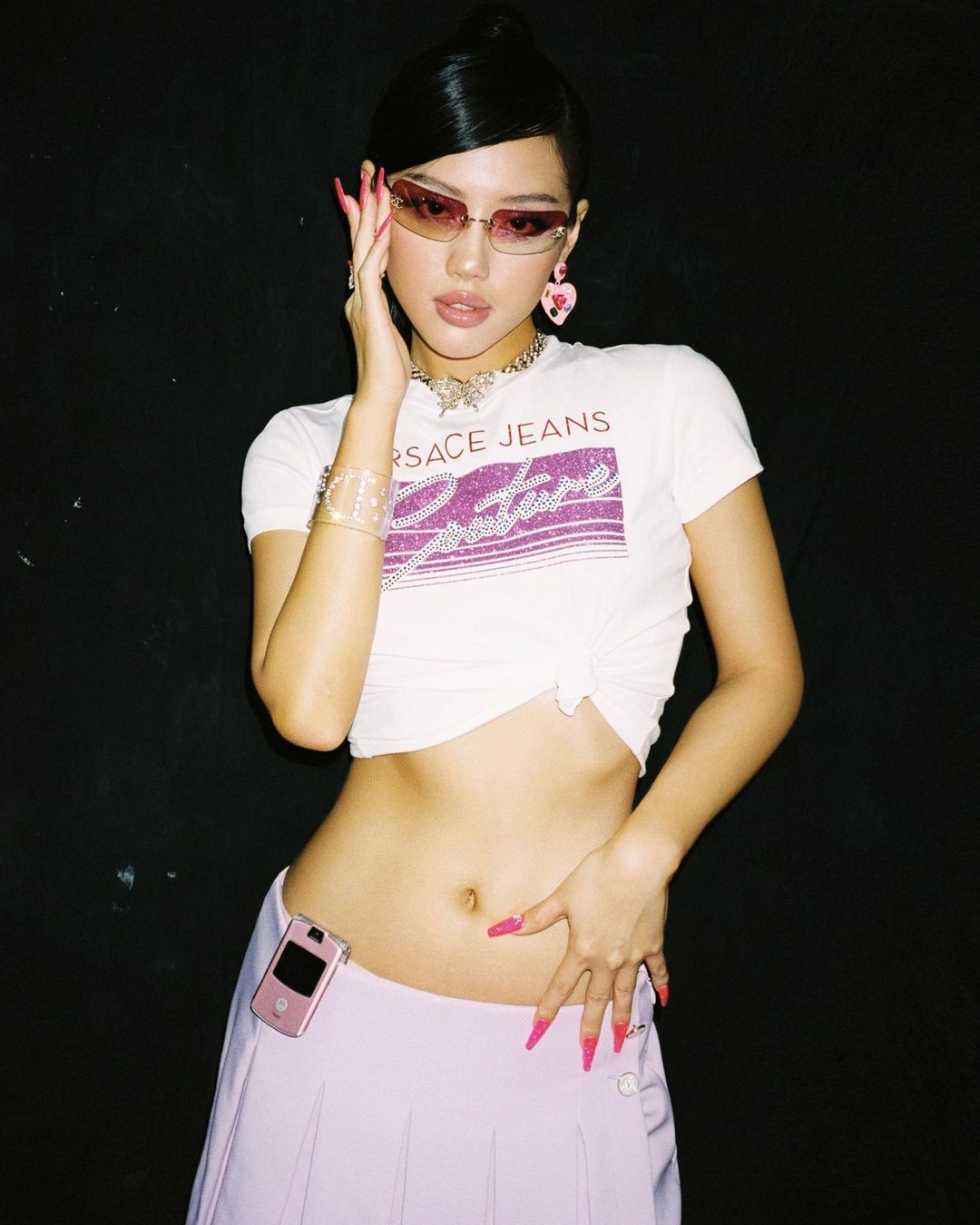 "Cô em Trendy" - Khánh Linh phối croptop cùng một chiếc chân váy cạp trễ gợi người ta nhớ đến phong cách của người nổi tiếng cuối thập niên 90 đầu 2000.