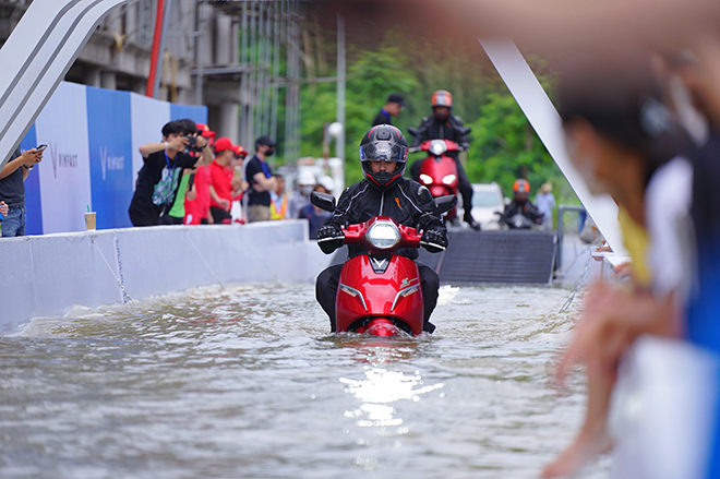 Nhiều người chọn xe máy điện VinFast để ứng phó với mùa mưa ngập - 1