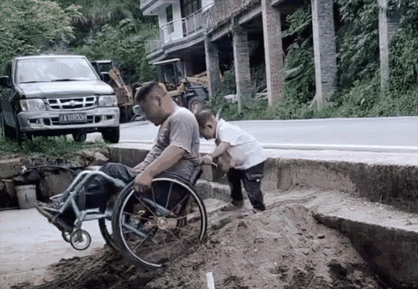 Con trai nhỏ giúp đẩy xe lăn, bố xúc động bật khóc khi xem video ghi lại - 1