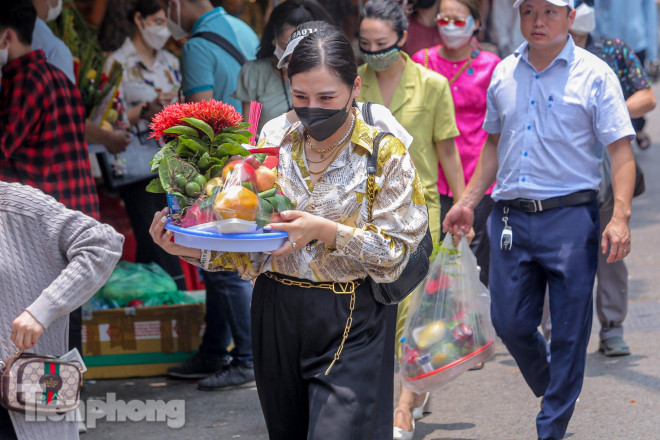 Mặc cho thời tiết Hà Nội đang nắng nóng, nhiều người vẫn đến Phủ chen chúc, hành lễ trong ngày đầu tiên của tháng 7 Âm lịch.