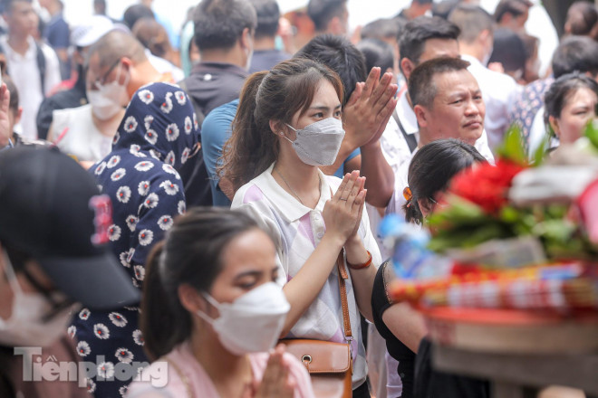 Càng về buổi trưa càng đông, đây là thời gian dân công sở tranh thủ nghỉ trưa để đi lễ.