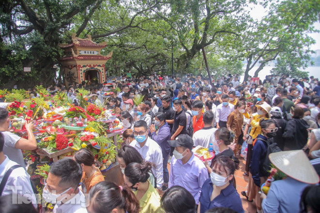 Theo tín ngưỡng dân gian, tháng "cô hồn” được coi là tháng ma quỷ không đem lại may mắn nên người dân thường đến chùa, đền, phủ để cầu mong bình an, xua đi những điều xui xẻo trong cuộc sống.