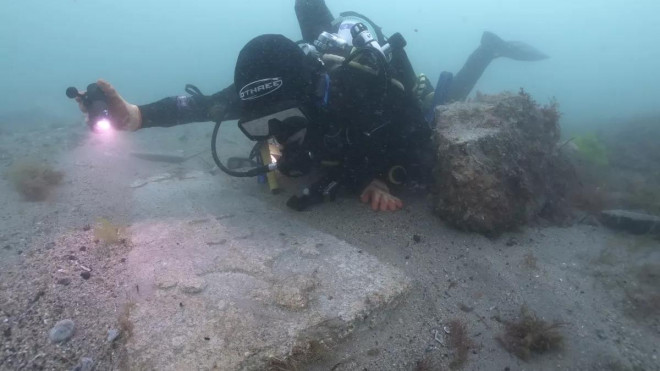 Một thợ lặn đang tiếp cận Mortar Wreck - Ảnh: Cơ quan Di sản lịch sử Anh.