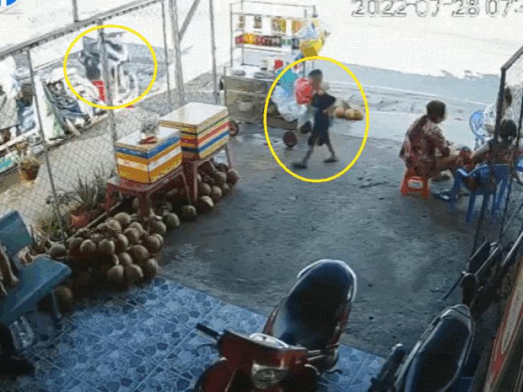 Clip: Xe máy không người lái lao vào quán bán dừa, đè lên người cậu bé
