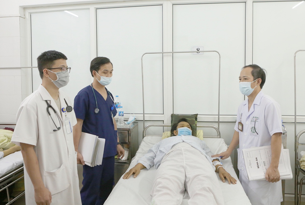 Các bác sĩ Trung tâm Bệnh nhiệt đới, Bệnh viện Bạch Mai thăm khám cho bệnh nhân Viêm gan B đang điều trị tại Trung tâm.