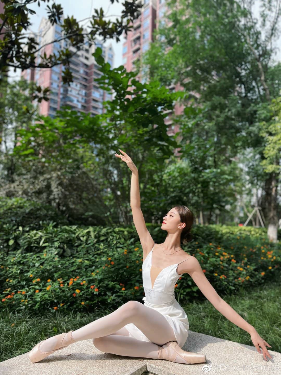 Người đẹp Trung Quốc duyên dáng khi thực hiện động tác múa ballet.