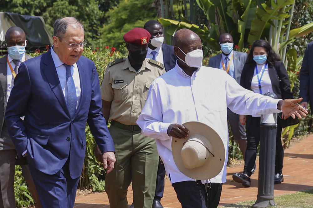 Tổng thống Uganda Yowerei Museveni (áo trắng, cầm mũ) tiếp đón Ngoại trưởng Nga Sergey Lavrov tại thành phố Entebbe, Uganda, hôm 26/7. Ảnh: AP