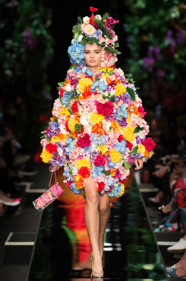 Đó là những bông hoa trên sàn catwalk của Louis Vuitton, Christian Dior, Yves Saint Laurent,... Những bông hoa tươi sống động sẽ trở thành đối tượng chính. Khi đó, nhà thiết kế phải vô cùng cẩn trọng để vừa tạo kiểu cho bộ đồ vừa giữ được độ tươi của hoa.&nbsp;