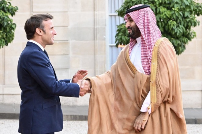 Tổng thống Pháp Emmanuel Macron (trái) tiếp đón thái tử Ả Rập Saudi, Mohammed bin Salman tại Điện Elysee.