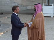 Thế giới - Video: Cái bắt tay dài giữa ông Macron và thái tử Ả Rập Saudi