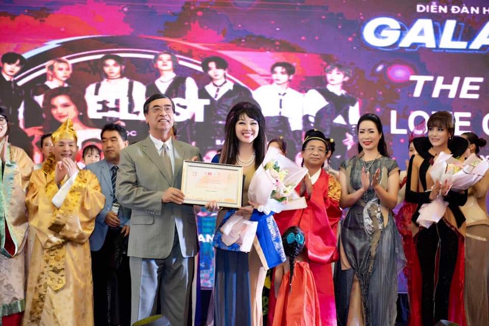 NTK Quỳnh Paris làm nức lòng người yêu áo dài tại ngày hội công nghệ Blockchain - VIKO30 - 6