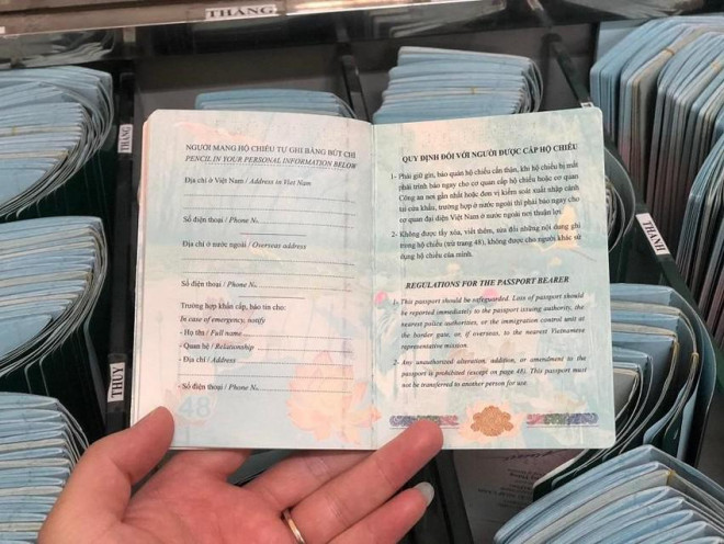 Bên trong hộ chiếu phổ thông mẫu mới của Việt Nam. Ảnh: TP