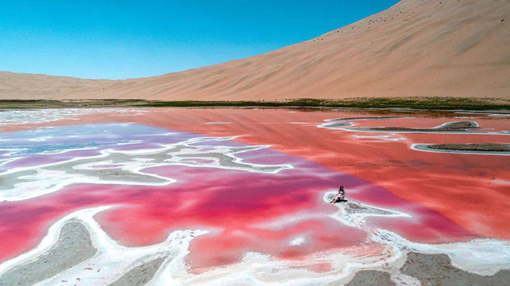 11. Những bức ảnh chụp về hồ nước màu hồng bằng máy bay không người lái khiến ai cũng ngỡ ngàng trước cảnh sắc tuyệt diệu này của thiên nhiên.
