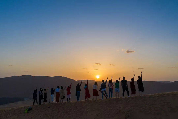 15. Ngày càng có nhiều người muốn tới đây để được trải nghiệm cảm giác ngủ dưới bầu trời đầy sao trên sa mạc. Thông thường, du khách sẽ đi theo nhóm đông người, đốt lửa trại, nấu nướng và ngắm mặt trời mọc.

