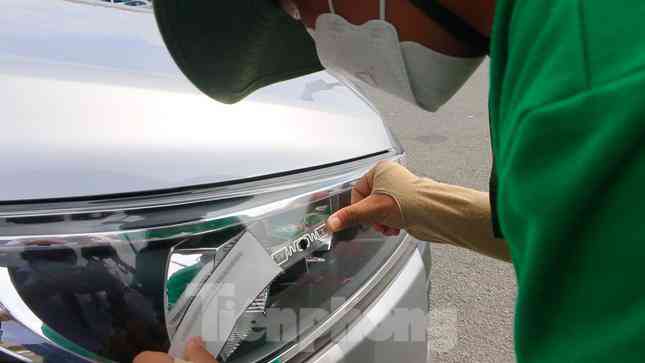 ...và dán thẻ ETC cho các tài xế trước khi vào cao tốc.