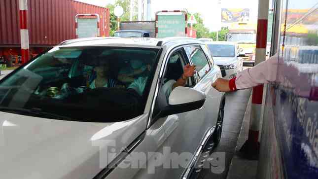 Hiện nay vì nhiều lý do mà tài xế vẫn dùng vé giấy để qua trạm.