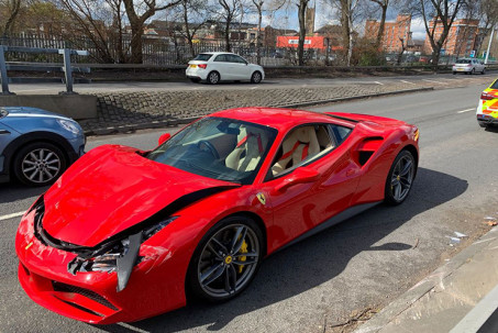 Chủ xe lái Ferrari 488 GTB vừa mua ra khỏi đại lý được 3,2km đã gây tai nạn