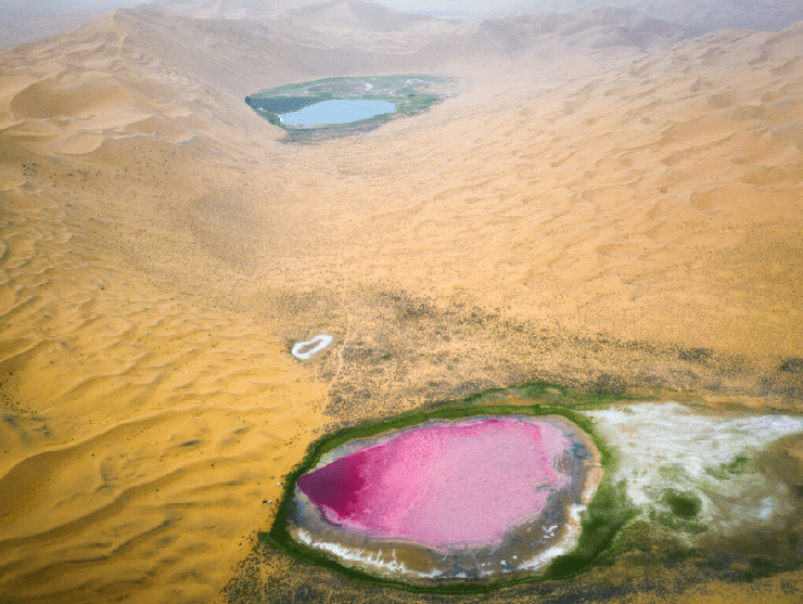 7. Hồ nước này nhìn từ xa giống như một viên ngọc dát trên sa mạc, tỏa sáng với những màu sắc quyến rũ.
