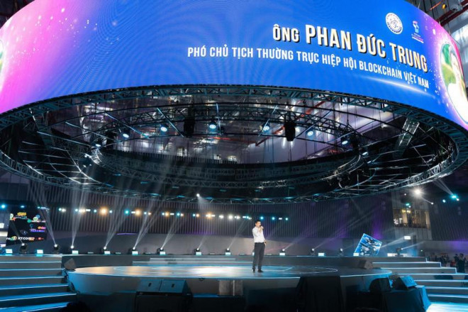 Ông Phan Đức Trung - Phí chủ tịch thường trực Hiệp hội blockchain Việt Nam chia sẻ khai mạc sự kiện. Ảnh: TIỂU MINH