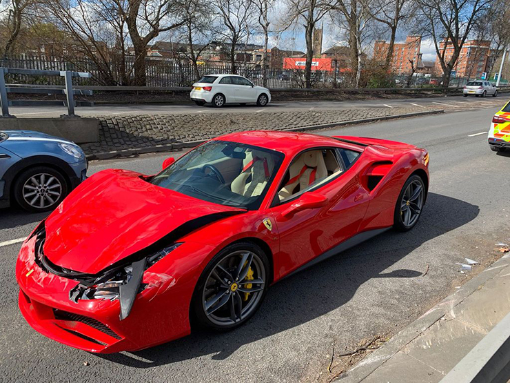 Chủ xe lái Ferrari 488 GTB vừa mua ra khỏi đại lý được 3,2km đã gây tai nạn