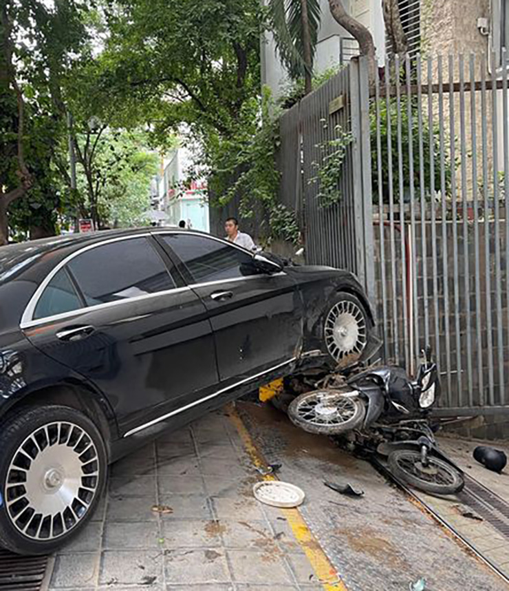 Lái Mercedes S450 đi cất hộ khách, nhân viên quán bi-a đâm hỏng BMW 730Li và 4 xe máy - 1