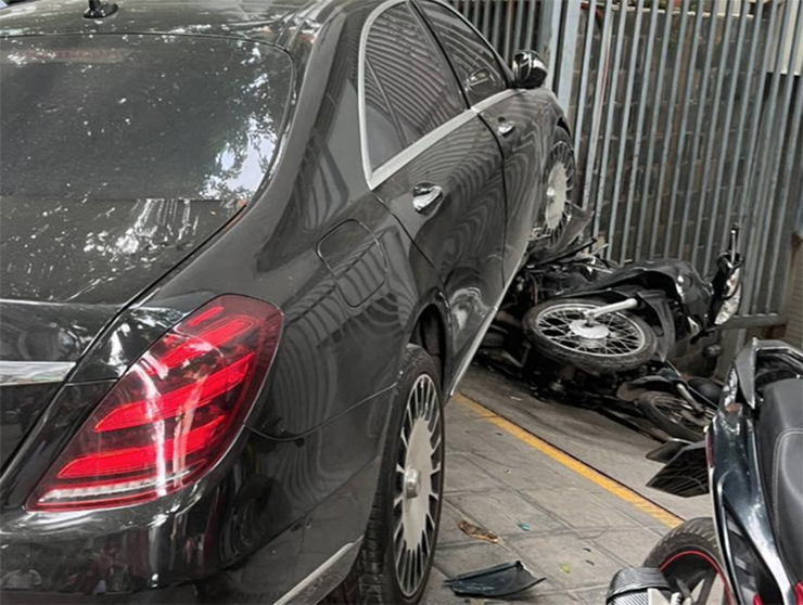 Lái Mercedes S450 đi cất hộ khách, nhân viên quán bi-a đâm hỏng BMW 730Li và 4 xe máy - 3