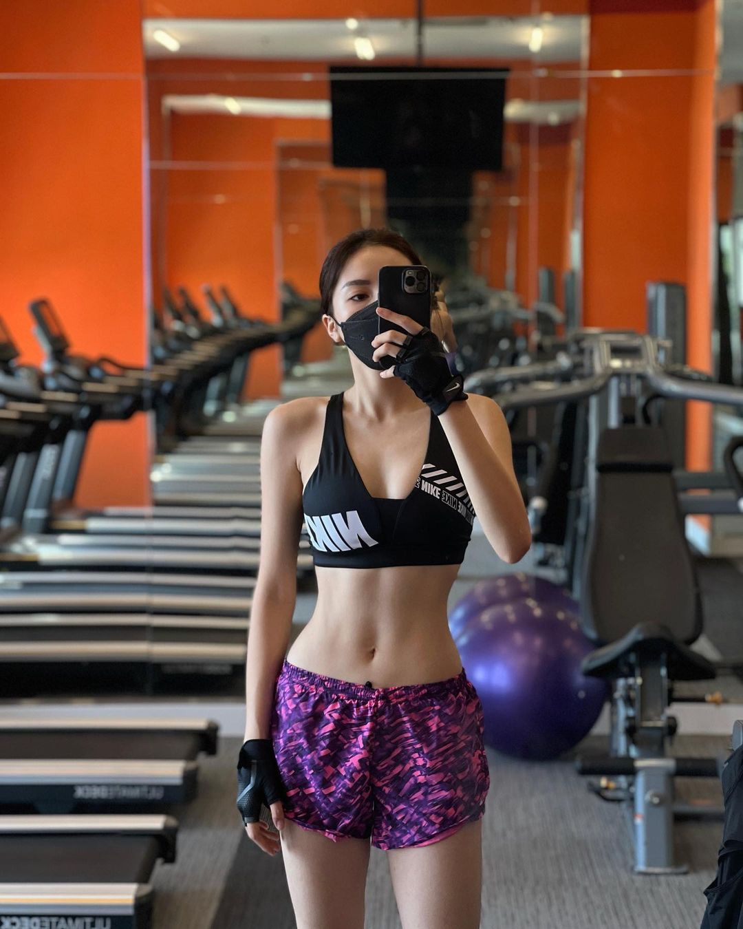 Là người dành không ít thời gian ở phòng tập, Kỳ Duyên cũng chú ý đến trang phục tập gym. Ở đây, cô chọn bra thể thao kết hợp với gym short.