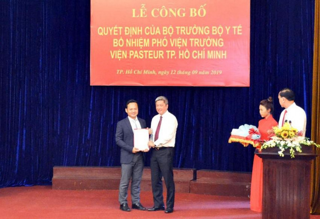 Tháng 9/2019, ông Hoàng Quốc Cường (trái) được Bộ Y tế bổ nhiệm giữ chức Phó Viện trưởng Viện Pasteur TP. HCM cho đến nay. Ảnh: Cổng thông tin Viện Pasteur TP.HCM