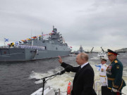 Ngày Hải quân, ông Putin hé lộ thời điểm đưa tên lửa "bất khả bại" lên tàu chiến