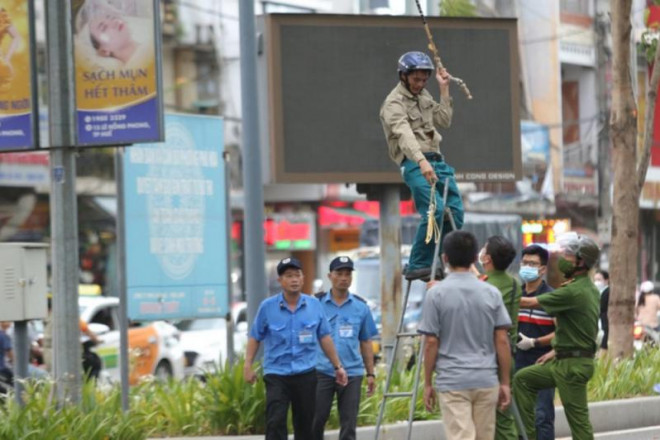 Một bó dây chuyền vàng được tên cướp ném lên cây phượng được lực lượng chức năng tìm thấy và đưa xuống