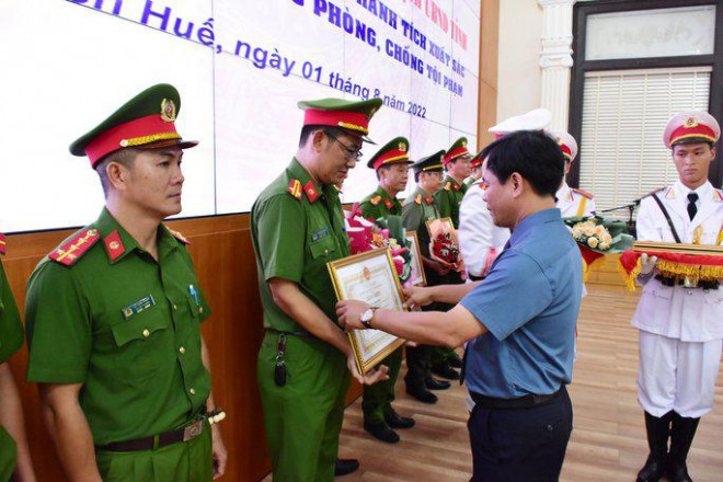 Ông Nguyễn Văn Phương tặng bằng khen cho các tập thể, cá nhân tham gia phá án. Ảnh: Minh Ngọc.