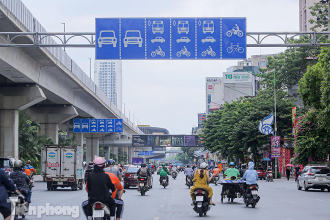 Cụ thể, từ ngày 6/8, đoạn đường Nguyễn Trãi từ hầm chui Thanh Xuân đến Ngã Tư Sở, Sở GTVT Hà Nội thực hiện phương án tổ chức giao thông bố trí 2 làn sát vỉa hè dành cho xe máy, xe thô sơ, xe buýt được phép hoạt động; bố trí 3- 4 làn sát dải phân cách cho ô tô được phép hoạt động.