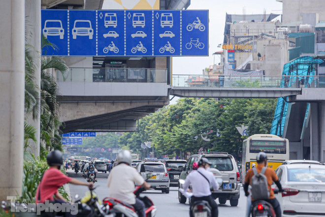 Việc thực hiện này trên cả hai chiều đường, các đơn vị thực hiện điều chỉnh phân làn phương tiện bằng dải phân cách cứng (mũi tên phản quang, trụ chống va xô bằng chất liệu lốp, hàng rào di động...) kết hợp điều chỉnh hệ thống biển báo, sơn kẻ.