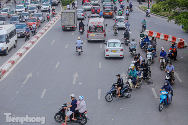 Các phương tiện bất chấp đi ngược chiều tại nút giao Ngã Tư Sở.