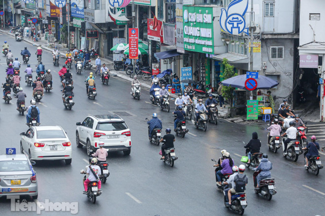 Tình trạng đi ngược chiều vẫn thường xuyên xảy ra trên tuyến đường Nguyễn Trãi.