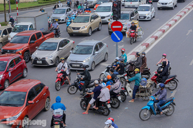 Giao thông hỗn loạn tại nút giao Ngã Tư Sở, đầu đường Nguyễn Trãi.