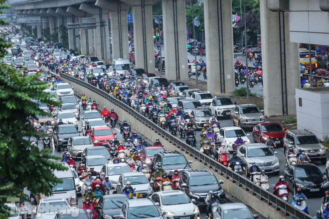 Ùn tắc thường xuyên xảy ra, giao thông lộn xộn giữa các loại phương tiện.