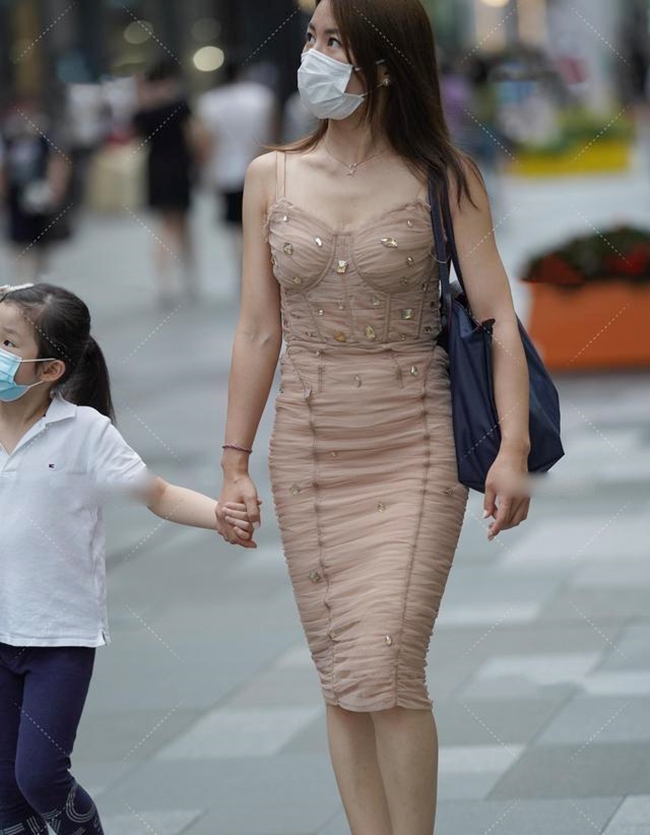 Trên mạng xã hội Trung Quốc không thiếu những hình ảnh các bà mẹ thời thượng khi xuống phố hay đưa đón con cái.
