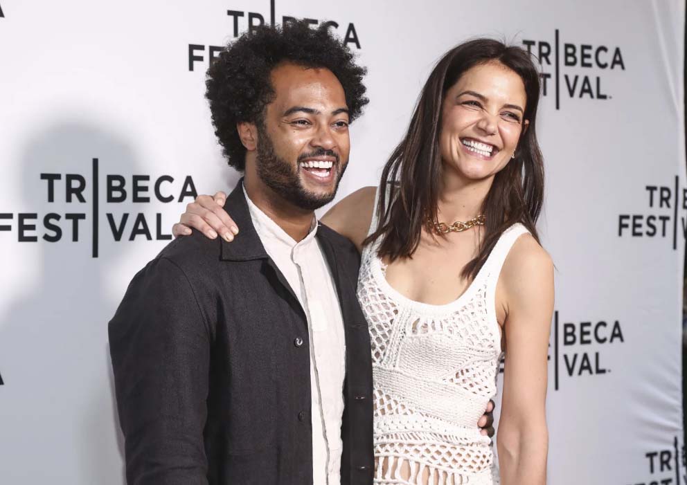 Katie Holmes rạng rỡ bên bạn trai kém tuổi.