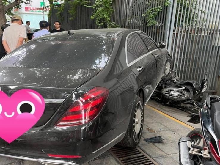 Hà Nội: Xe Mercedes va chạm với ô tô BMW rồi tông hàng loạt xe máy