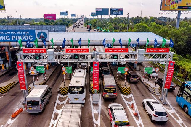 Thu phí không dừng các trạm thu phí tuyến cao tốc TPHCM – Long Thành – Dầu Giây. Ảnh: Hữu Huy