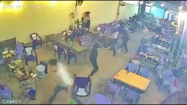 Nhóm thanh niên hỗn chiến trong quán ăn. Ảnh chụp từ video do người dân chia sẻ