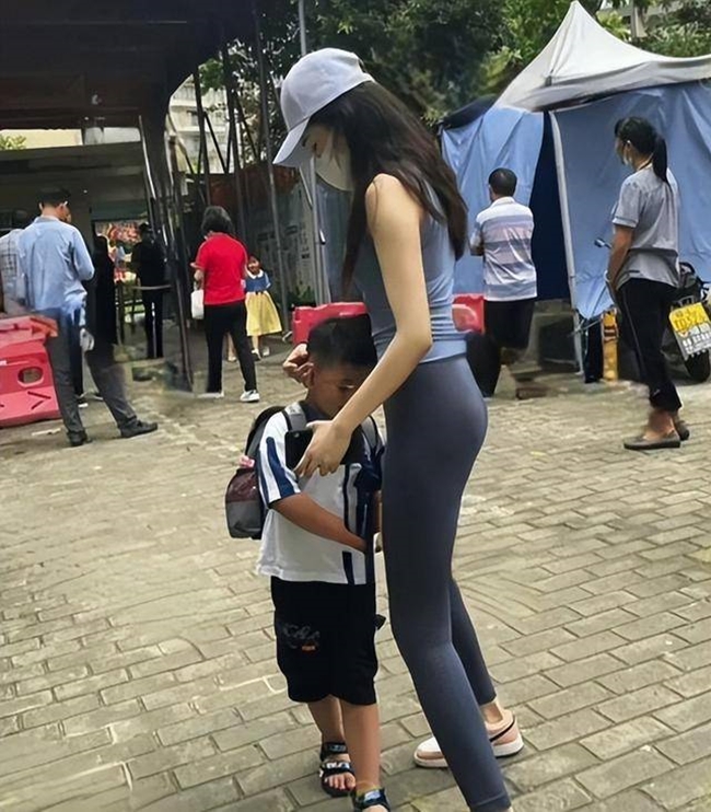 Như trường hợp người mẹ mặc legging đi đón con ở trường mẫu giáo này bị cư dân mạng phản đối.
