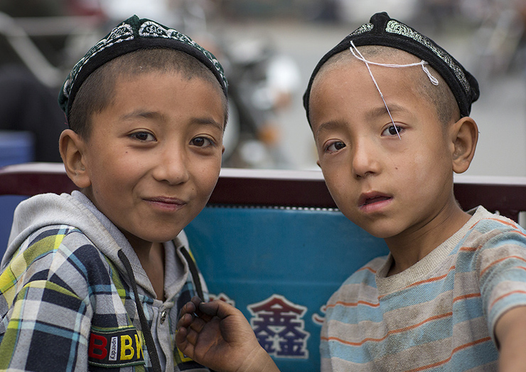 Người dân tộc Uyghur chiếm khoảng 45% tổng dân số Tân Cương với sự xuất hiện đa dạng. Một số người thấp với làn da sẫm màu, tóc đen và đôi mắt nhỏ trong khi một số người khác cao với làn da trắng, mắt màu, mũi thẳng và tóc vàng hoặc tóc nâu. 
