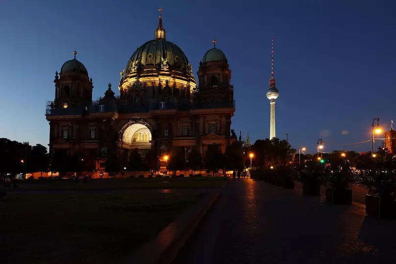 Một khu di tích ở Berlin (thủ đô Đức) chìm trong bóng tối do hạn chế bật đèn chiếu sáng (ảnh: CNN)
