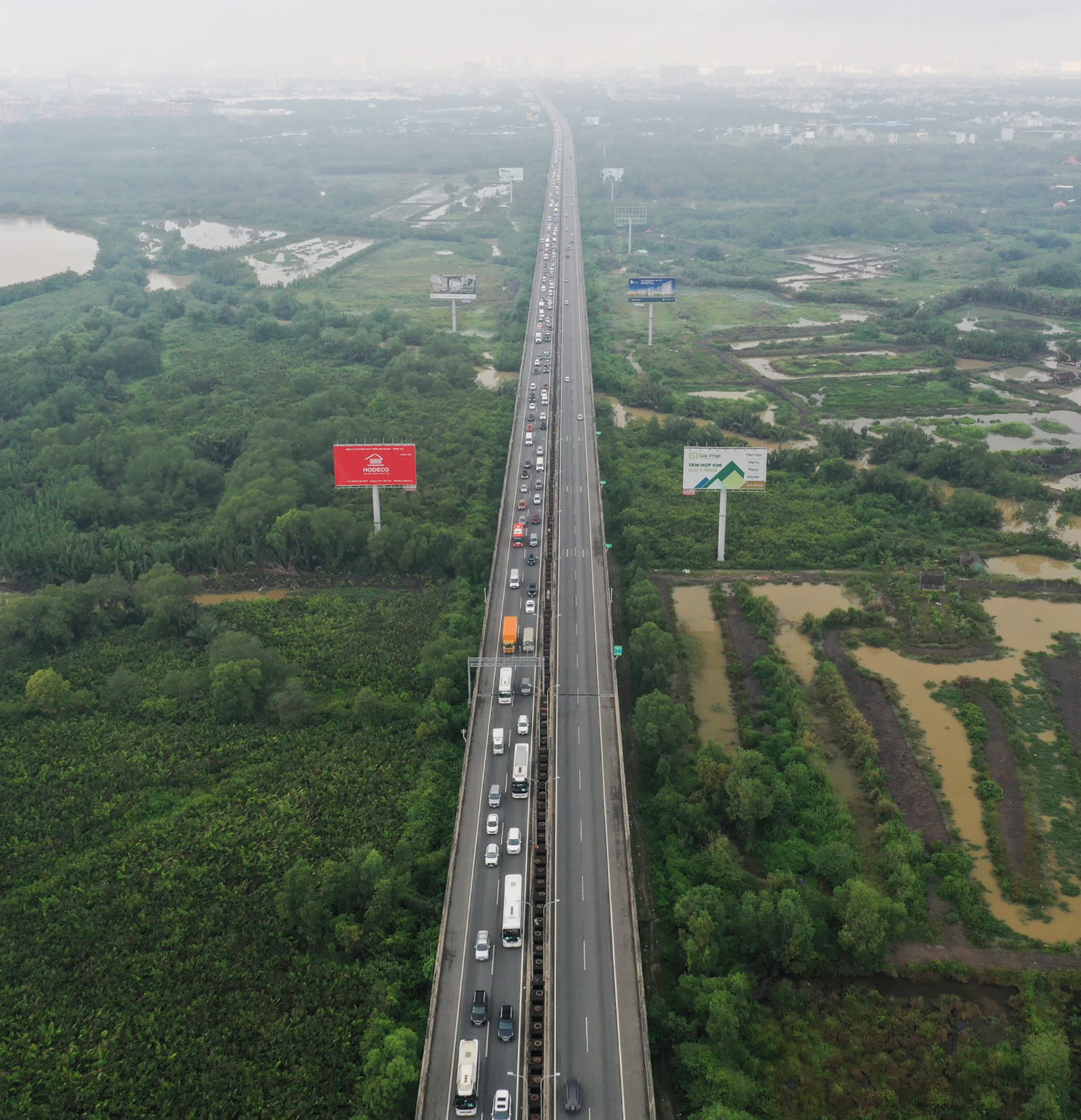 Hôm nay&nbsp;là ngày đầu tiên các làn thu phí thủ công trên cả nước dừng hoạt động hoàn toàn và thay thế bằng làn ETC .